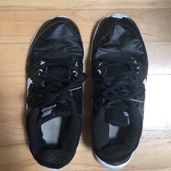 NIKE black/white sneakers. Size 7.5. Fit like 6.5. - Picture 2 of 4